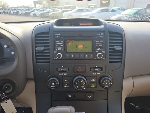 Used 2009 Kia Sedona LX image 24