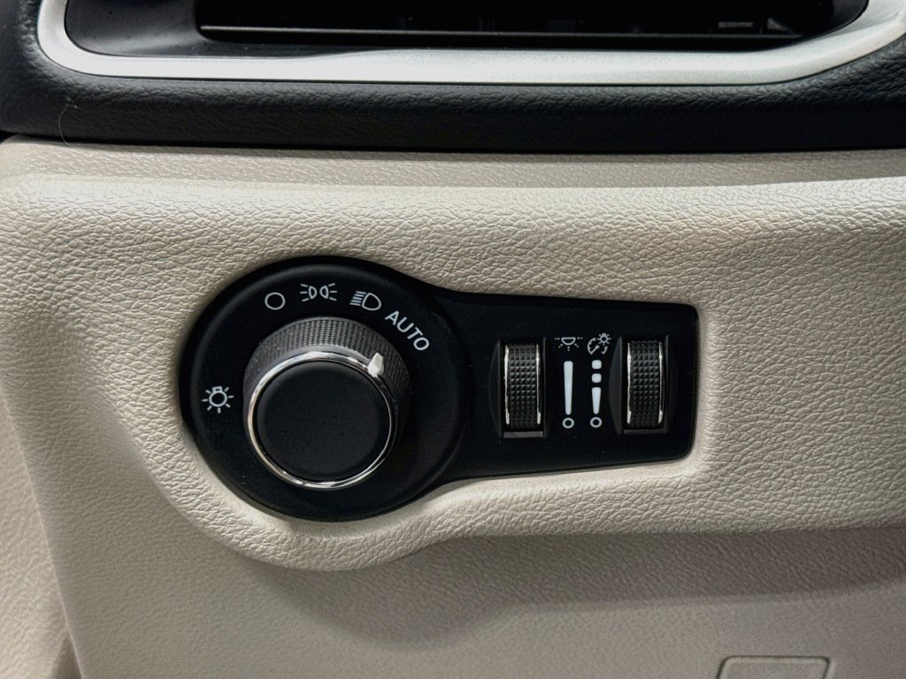 Used 2023 Chrysler Voyager LX FWD image 10