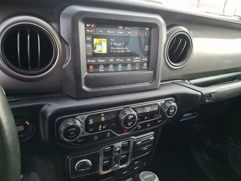 Used 2021 Jeep Gladiator Sport image 3