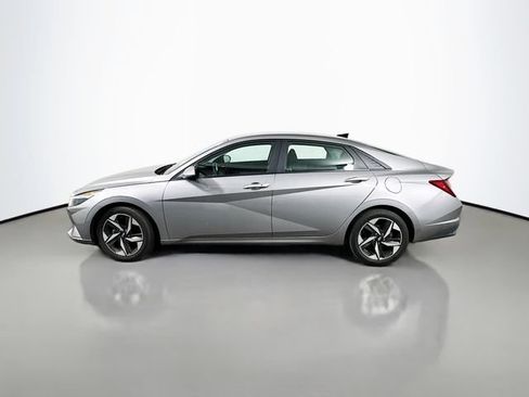 Used 2023 Hyundai Elantra SEL w/ Convenience Package FWD image 3