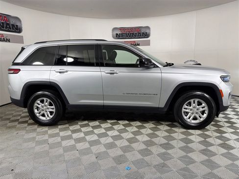 Used 2023 Jeep Grand Cherokee Laredo image 2