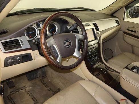 Used 2013 Cadillac Escalade Luxury AWD/4WD image 25