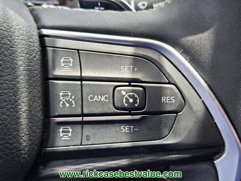 Used 2024 Jeep Grand Cherokee Laredo AWD/4WD image 27