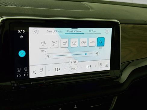Used 2024 Volkswagen Atlas SE w/ Panoramic Sunroof Package FWD image 21