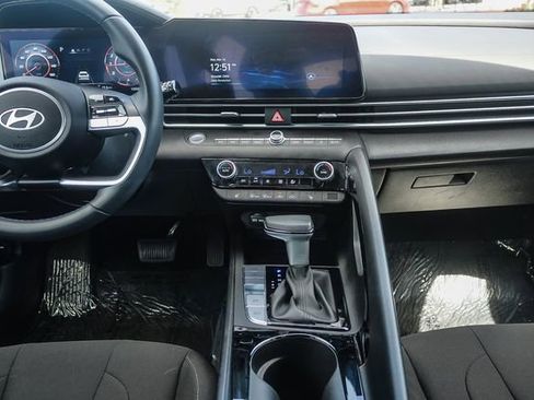 Used 2025 Hyundai Elantra SEL image 14