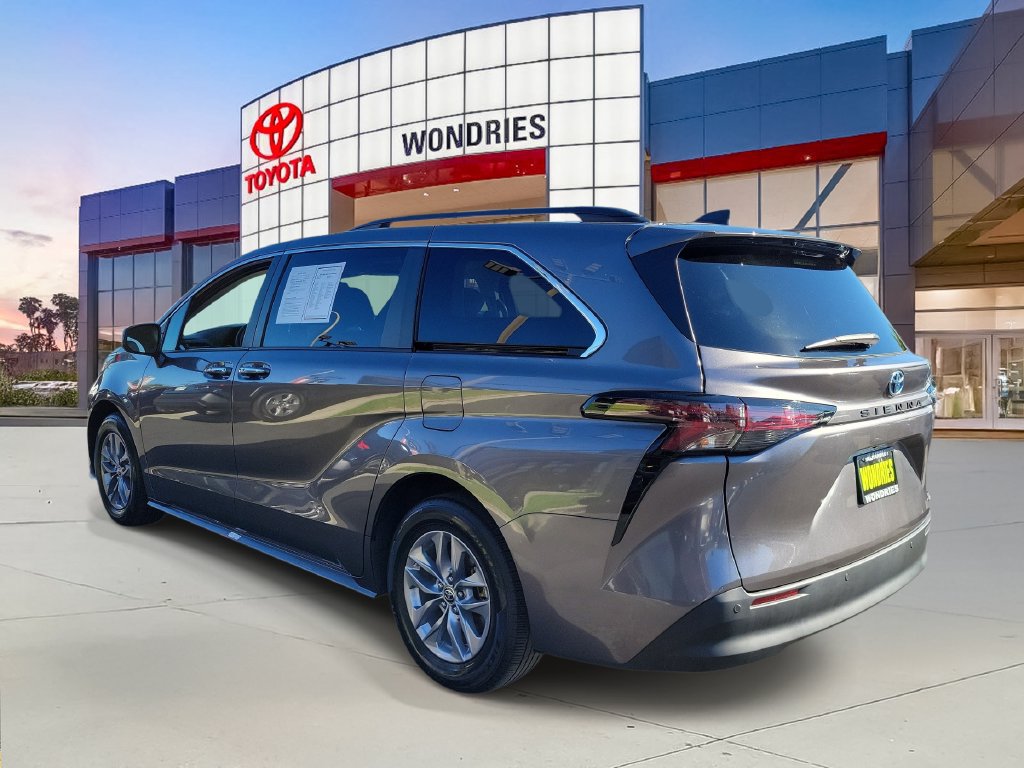 Used 2024 Toyota Sienna XLE FWD image 6