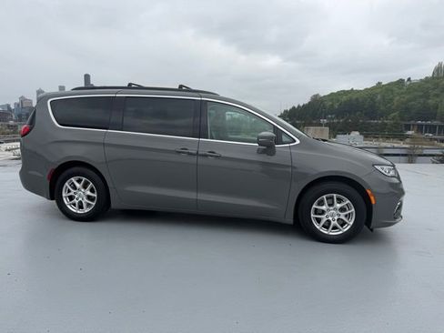 Used 2022 Chrysler Pacifica Touring-L FWD image 2