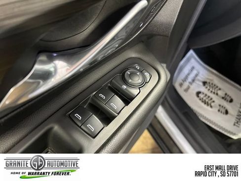 Used 2024 GMC Terrain SLT AWD/4WD image 12