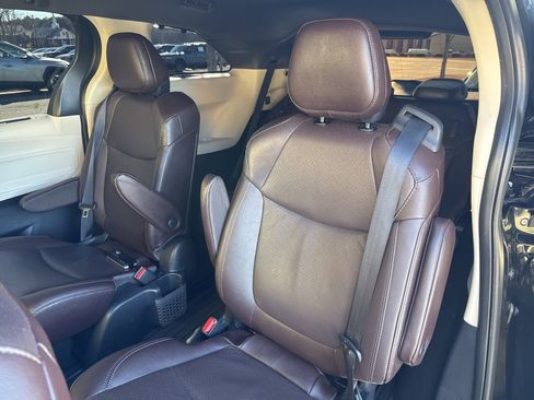 Used 2022 Toyota Sienna Platinum image 10