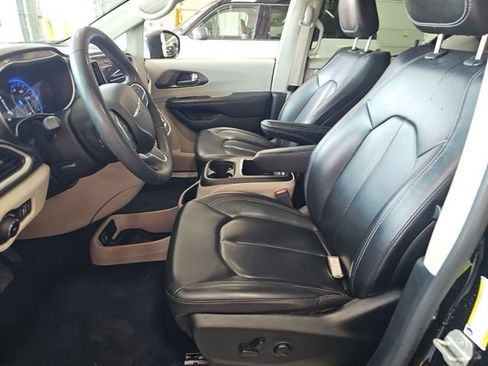 Used 2023 Chrysler Pacifica Touring-L FWD image 9