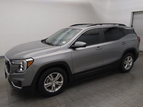 Used 2023 GMC Terrain SLE w/ Driver Convenience Package FWD image 2