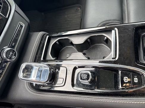 Used 2022 Volvo S90 T8 R-Design image 22