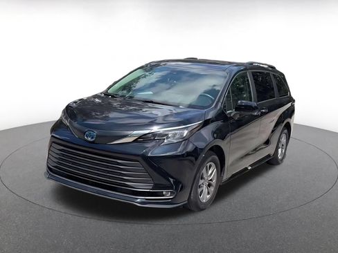 Used 2025 Toyota Sienna XLE FWD image 6