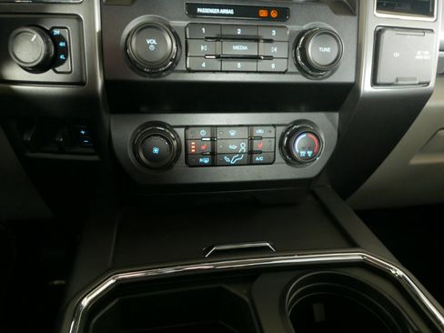 Used 2019 Ford F450 XLT w/ XLT Premium Package image 16