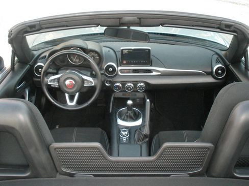 Used 2018 FIAT 124 Spider Classica w/ Technology & Siriusxm Group image 24