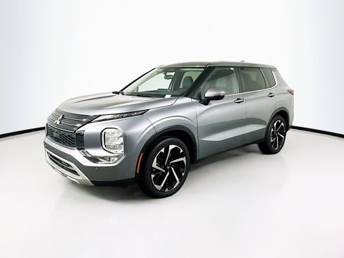 Used 2024 Mitsubishi Outlander SE image 3