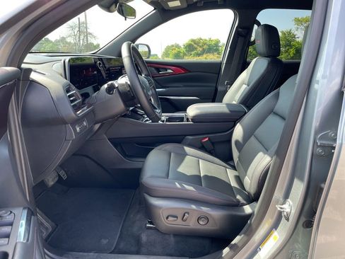 Used 2025 Chevrolet Traverse Z71 image 10