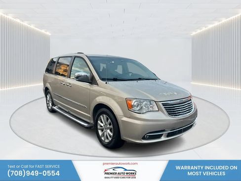 Used 2015 Chrysler Town & Country Limited Platinum FWD image 3