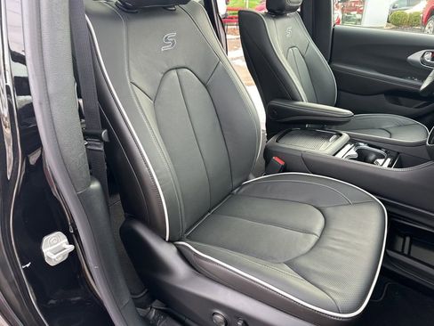 New 2026 Chrysler Pacifica Limited w/ Uconnect Theater Family Group image 60