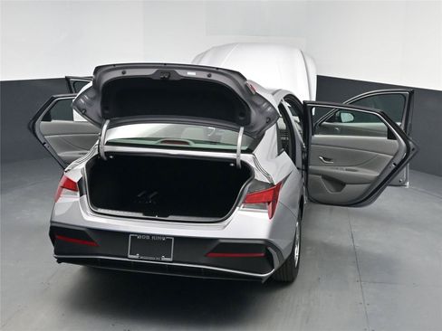 New 2026 Hyundai Elantra SE image 24