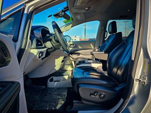 Certified 2022 Chrysler Pacifica Touring-L image 12