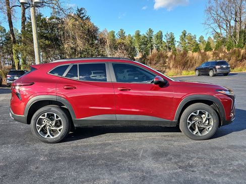 Used 2025 Chevrolet Trax LT w/ Driver Confidence Package image 2