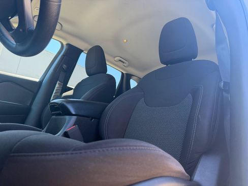 Used 2019 Jeep Cherokee Latitude w/ Popular Appearance Group FWD image 11
