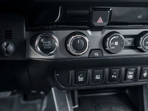 Used 2018 Toyota Tacoma TRD Off-Road w/ Technology Package AWD/4WD image 31