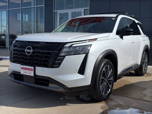 New 2026 Nissan Pathfinder Platinum image 2
