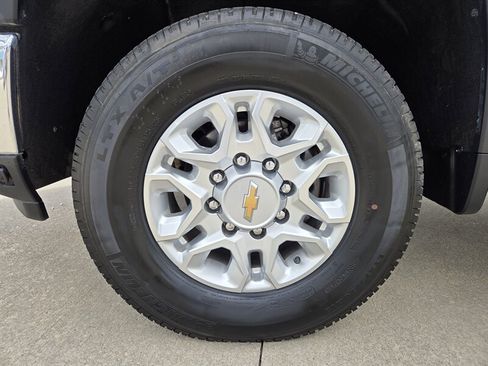 Used 2024 Chevrolet Silverado 2500 LT AWD/4WD image 9