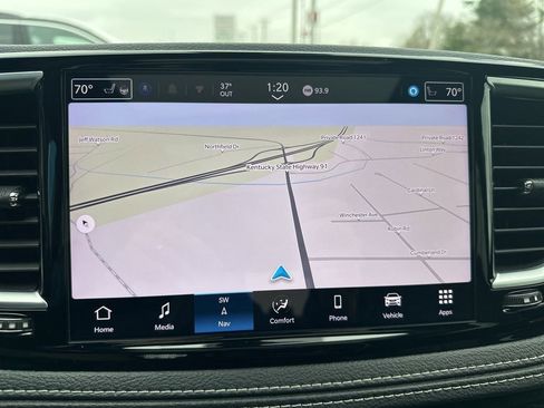 Used 2025 Chrysler Pacifica Limited image 26