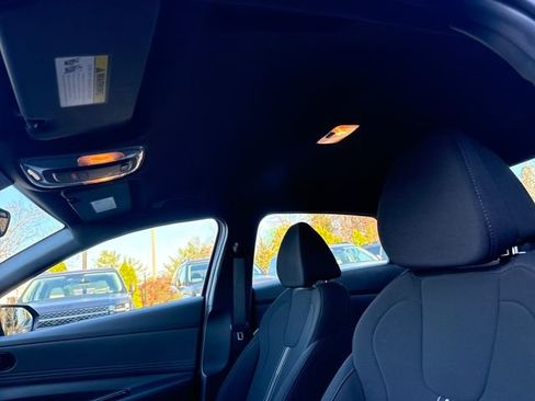 Certified 2025 Hyundai Elantra Sport image 21