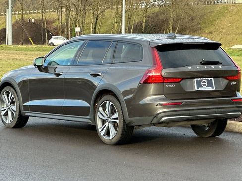 Used 2025 Volvo V60 B5 Cross Country Plus image 5