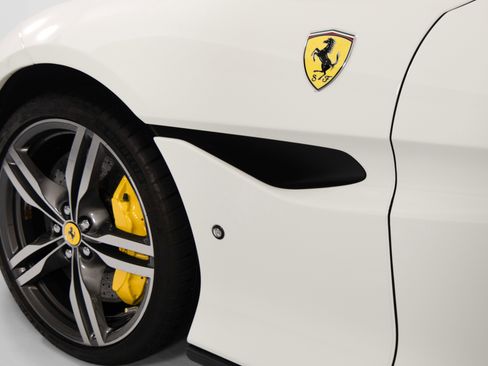 Certified 2020 Ferrari Portofino RWD image 11