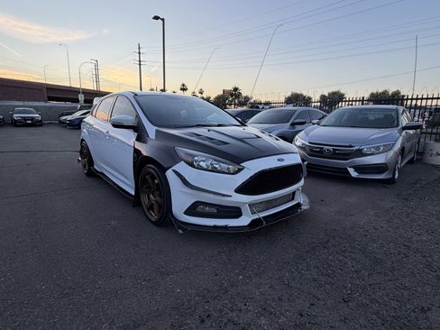 Used 2018 Ford Focus ST FWD image 3