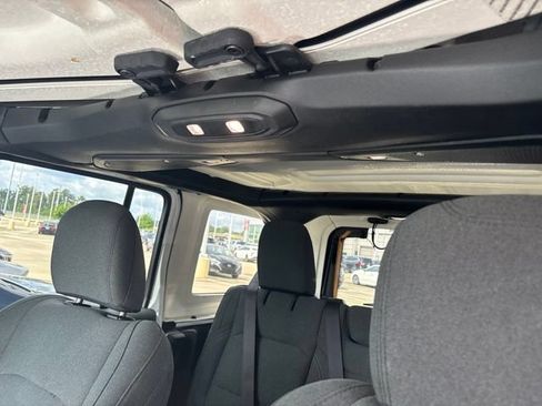 Used 2025 Jeep Wrangler Unlimited Sahara AWD/4WD image 7
