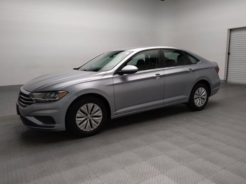 Used 2019 Volkswagen Jetta SE image 2