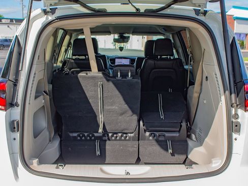 Used 2023 Chrysler Pacifica Touring-L FWD image 15