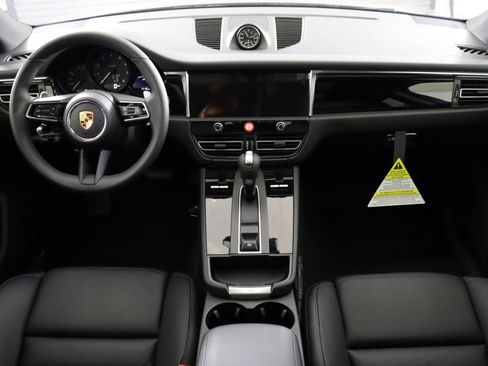 Certified 2025 Porsche Macan AWD/4WD image 16