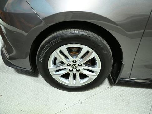 Used 2024 Toyota Sienna Limited image 18