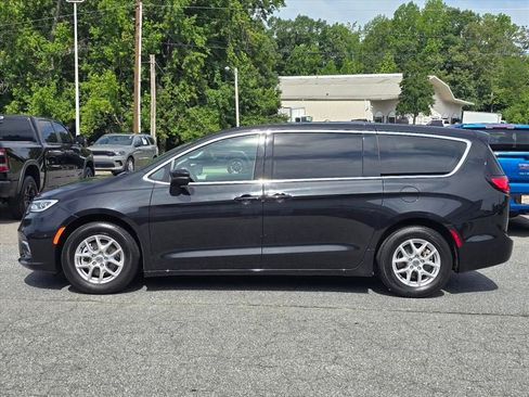Used 2023 Chrysler Pacifica Touring-L FWD image 23