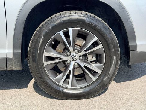 Used 2019 Toyota Highlander Plus FWD image 28