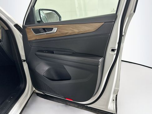 Used 2025 Volkswagen Atlas SE image 34