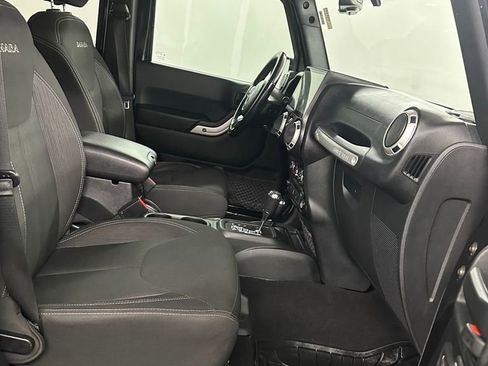 Used 2017 Jeep Wrangler Unlimited Sahara w/ Connectivity Group image 36