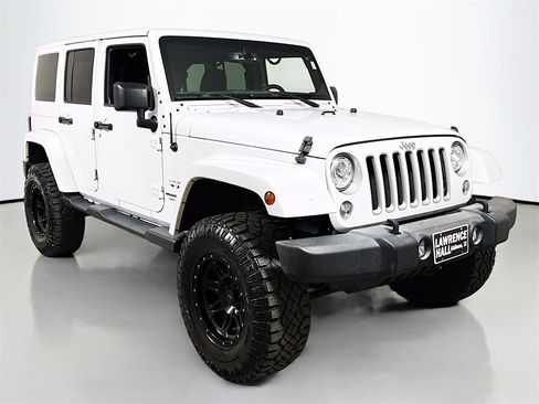 Used 2018 Jeep Wrangler Unlimited Sahara w/ Connectivity Group image 3