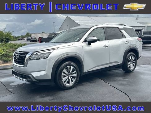 Used 2025 Nissan Pathfinder SL FWD image 1