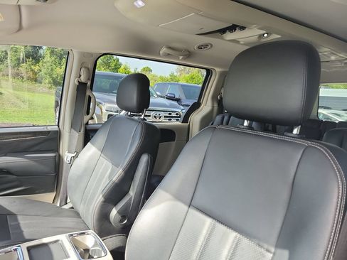 Used 2013 Chrysler Town & Country Touring-L w/ Driver Convenience Group FWD image 21