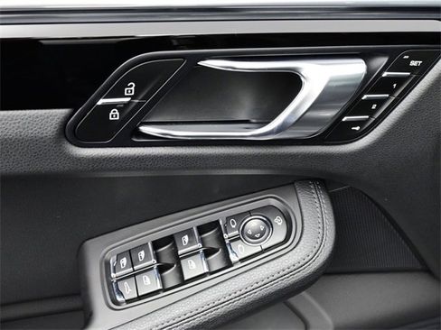 Certified 2025 Porsche Macan image 8