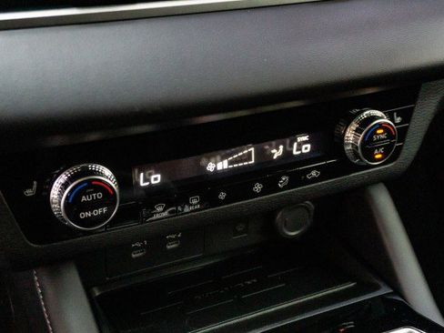 New 2025 Mitsubishi Outlander SE image 12