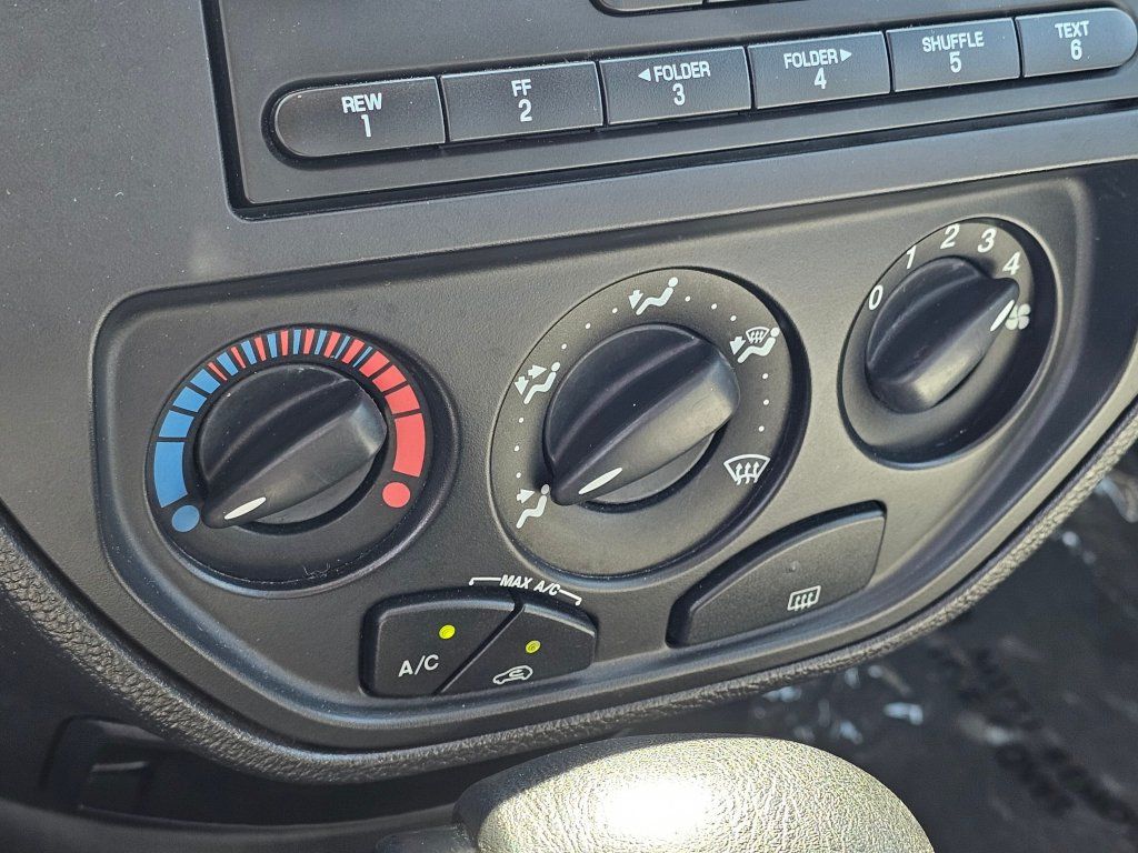 Used 2007 Ford Focus SE FWD image 8